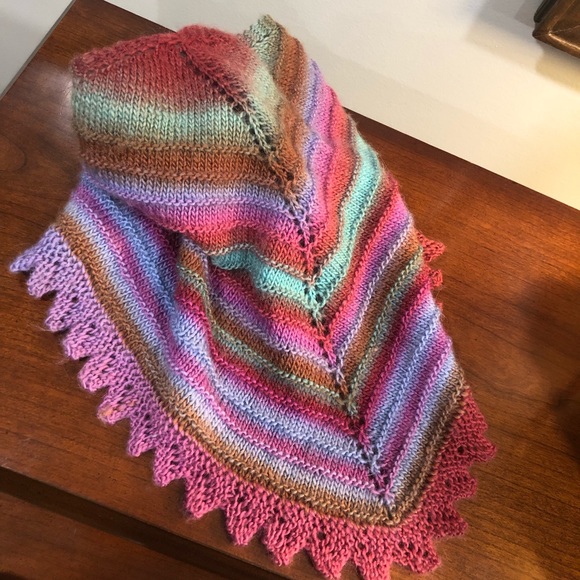 Handcrafted triangle scarf - Picture 2 of 3